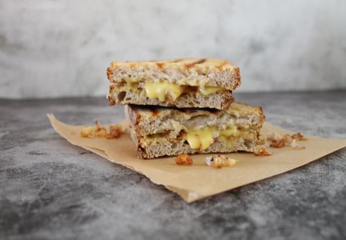 crispy-onions-and-melted-cheese-toasty