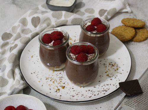 chocolate-mousse-with-oat-cookies